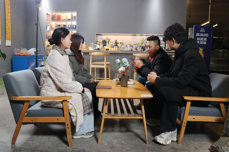 “鄉(xiāng)行記”營銷團隊正在策劃直播賣貨 范俊岑攝.JPG