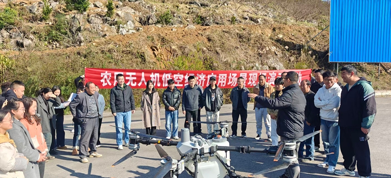 圖為:技術人員講解操作指南 (胡曉嫻 攝)