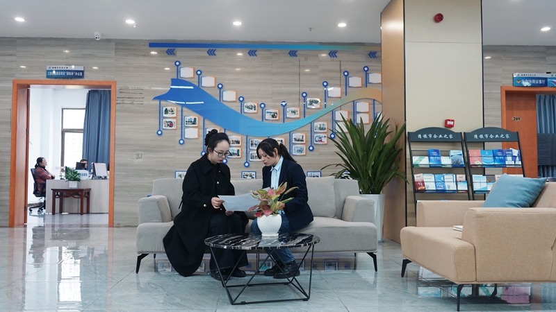 清鎮市政務服務中心工作人員在“企業之家”開展業務輔導。李錦明 攝.jpg
