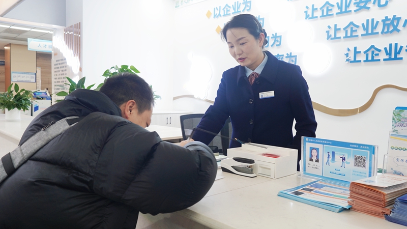 普洛斯貴陽鐵路港二期物流園項目施工現場代表辦理消防設計審查和施工許可證。李錦明 攝.jpg