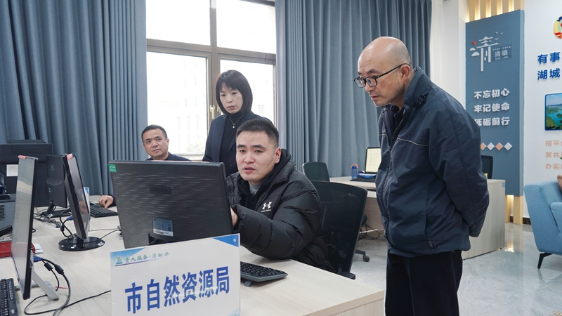 工程領域項目建設“清松辦”辦公室業務人員正在進行業務探討。李錦明 攝.jpg