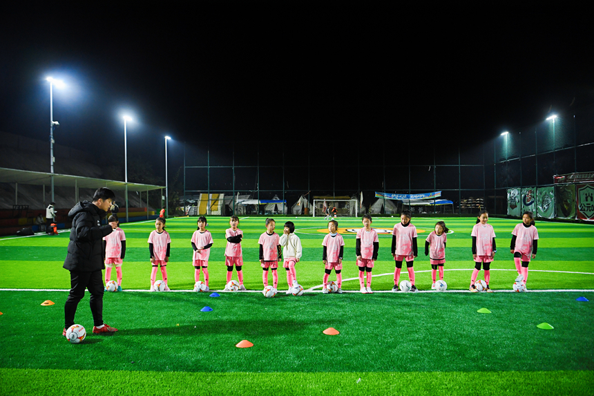 教練員指導(dǎo)“小木蘭”們進(jìn)行訓(xùn)練。聞雙攝