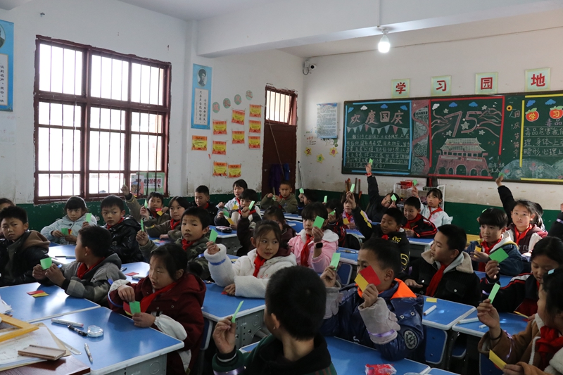 “護航成長 筑夢未來”主題文明實踐活動走進燒杠小學.李金苗攝 (3).JPG