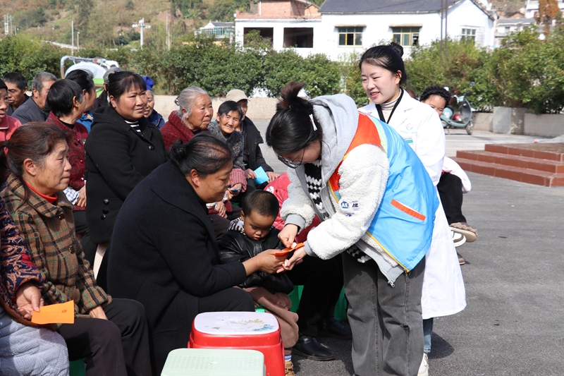 “健康闖關趣體驗?科學守護每一刻”主題健康科普活動走進西沖社區。李金苗攝
