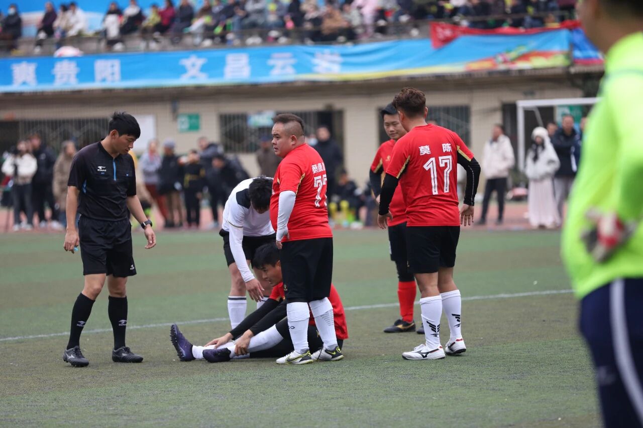 安撫受傷倒地的球員。