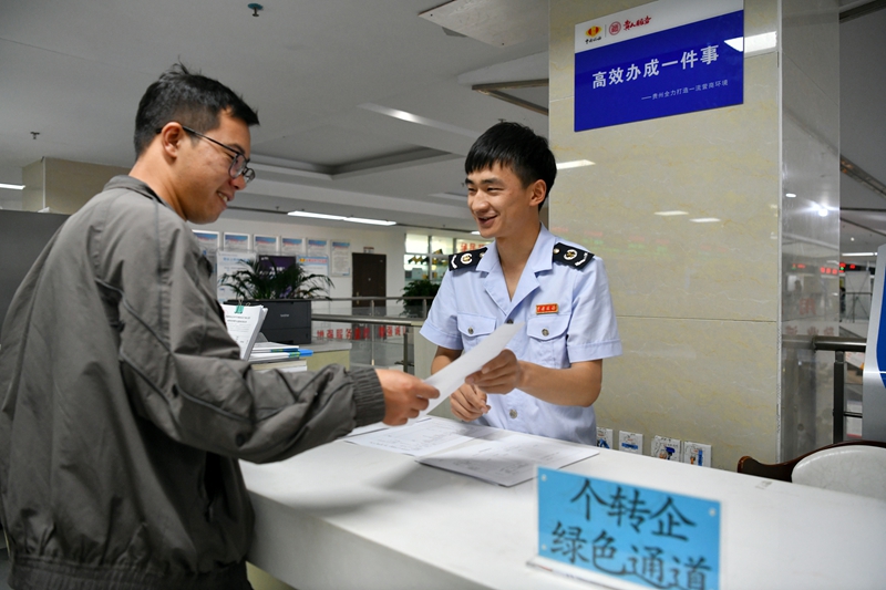稅務部門設置“個轉企”綠色通道,助力“個轉企”高效快捷辦理。張瑜顯攝