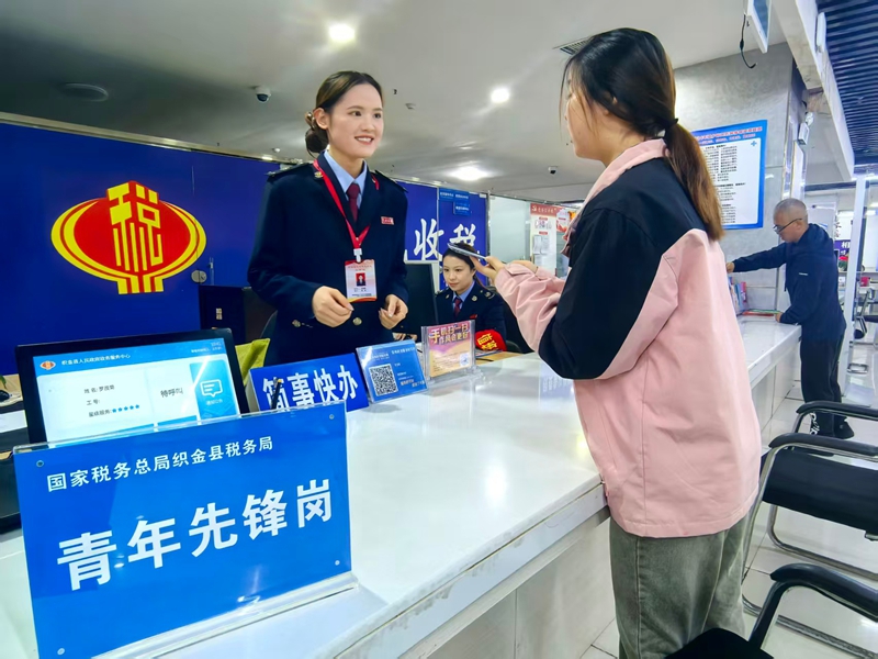 圖為稅務干部為納稅人辦結(jié)稅務事項并講解相關(guān)稅費優(yōu)惠政策。童霖攝