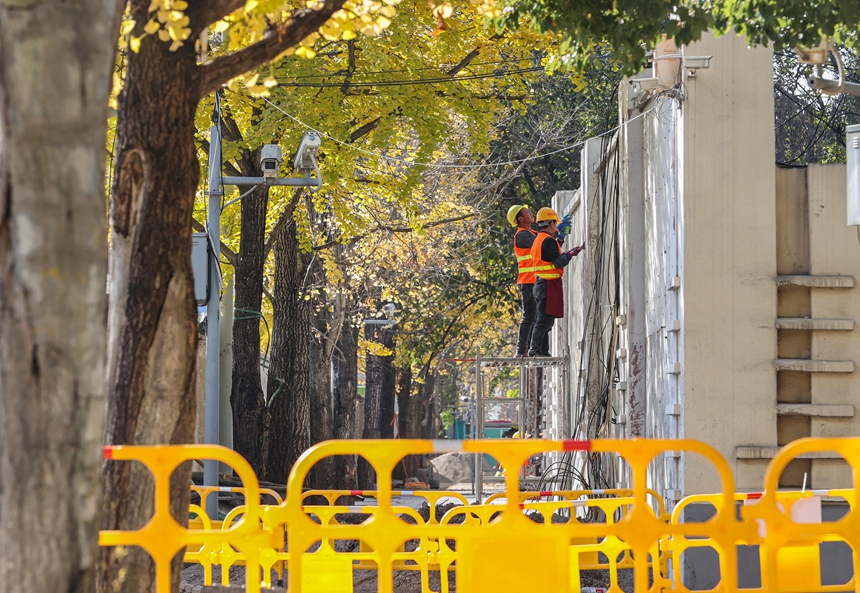 圍擋作業中的歷史城垣步道六廣門沙河街段 。