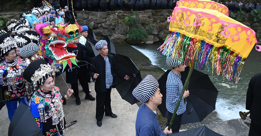 村民在舉行“接龍”活動。謝慧芳攝