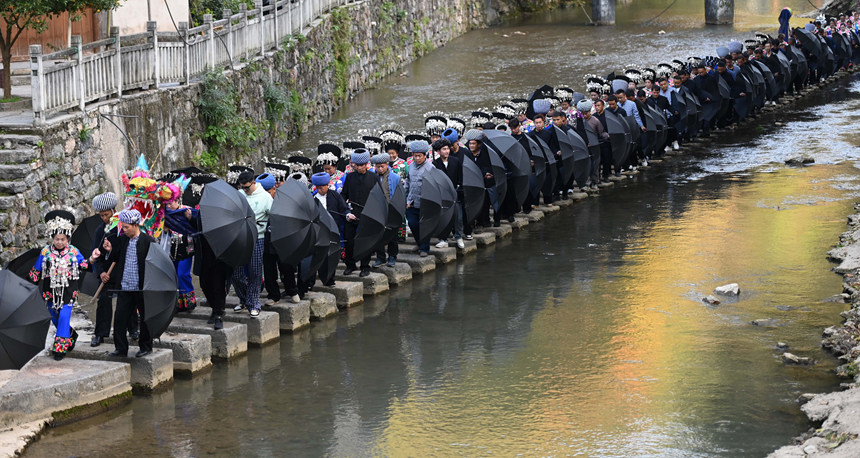 村民在舉行“接龍”活動。謝慧芳攝