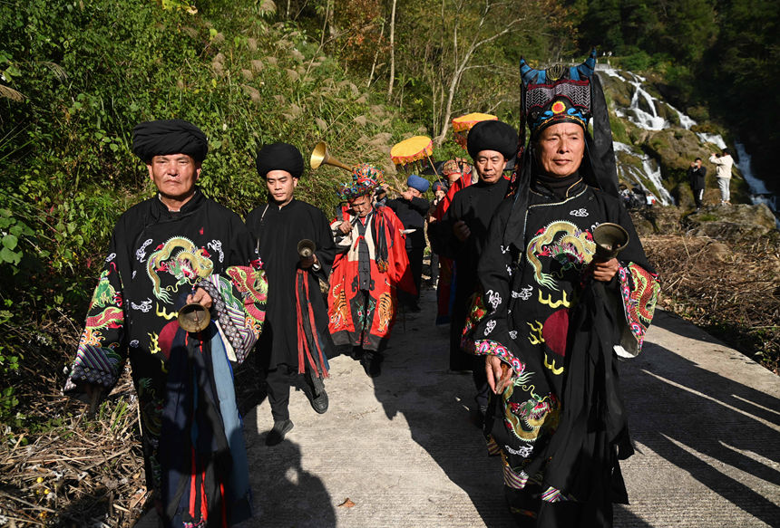 村民在舉行“接龍”活動。 謝慧芳攝