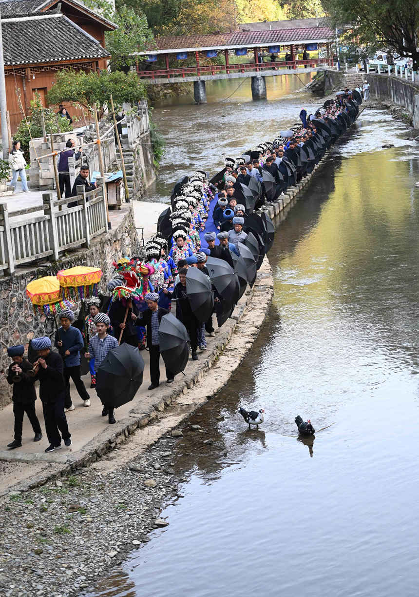 村民在舉行“接龍”活動。 謝慧芳攝