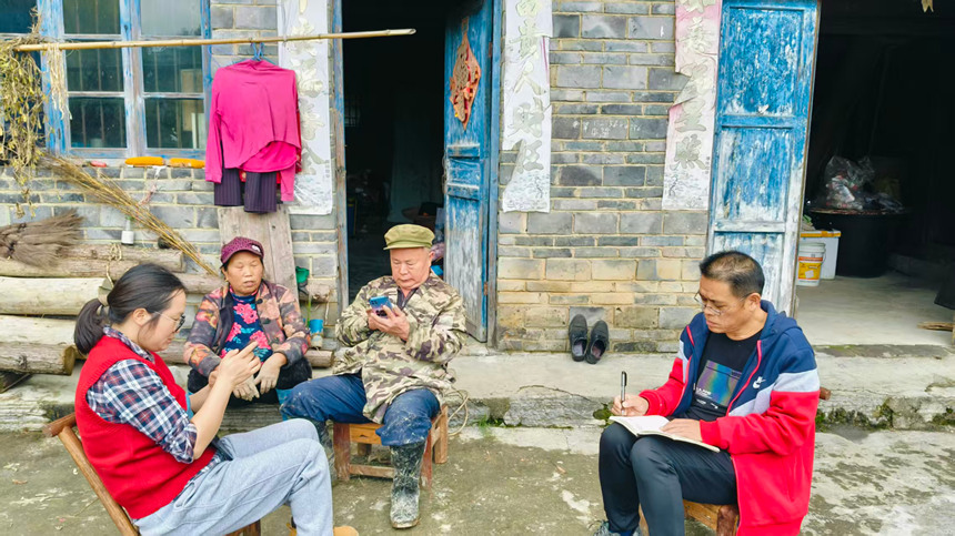 松桃雞爪社區駐村干部、村干部醫保政策送到家、手把手教老年人用手機代繳2026年度城鄉醫療保險。