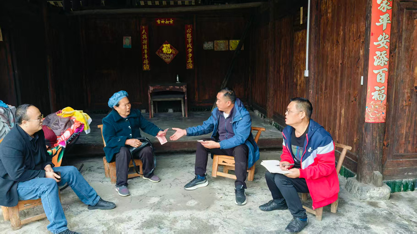 松桃雞爪社區駐村干部、村干部醫保政策送到家、為老年代繳2026年度城鄉醫療保險。