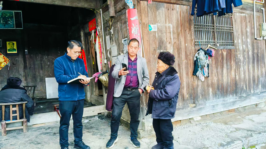 松桃雞爪社區駐村干部、村干部醫保政策送到家、為老年人代繳2026年度城鄉醫療保險。