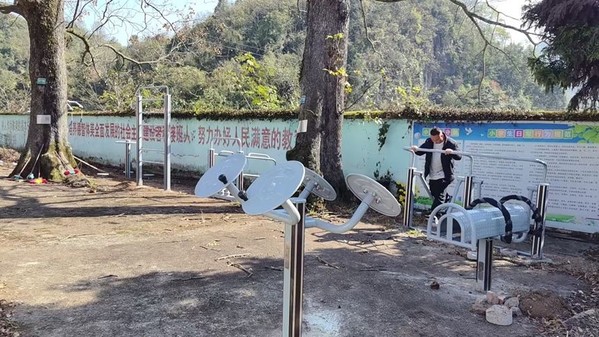 圖為:群眾體驗(yàn)健身器材