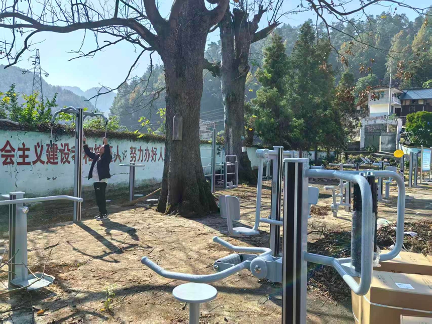 圖為:新山村全民健身點(diǎn)健身器材