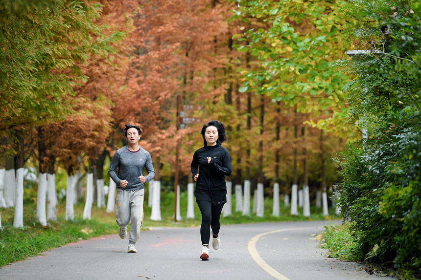市民在智能跑道上跑步。聞雙攝