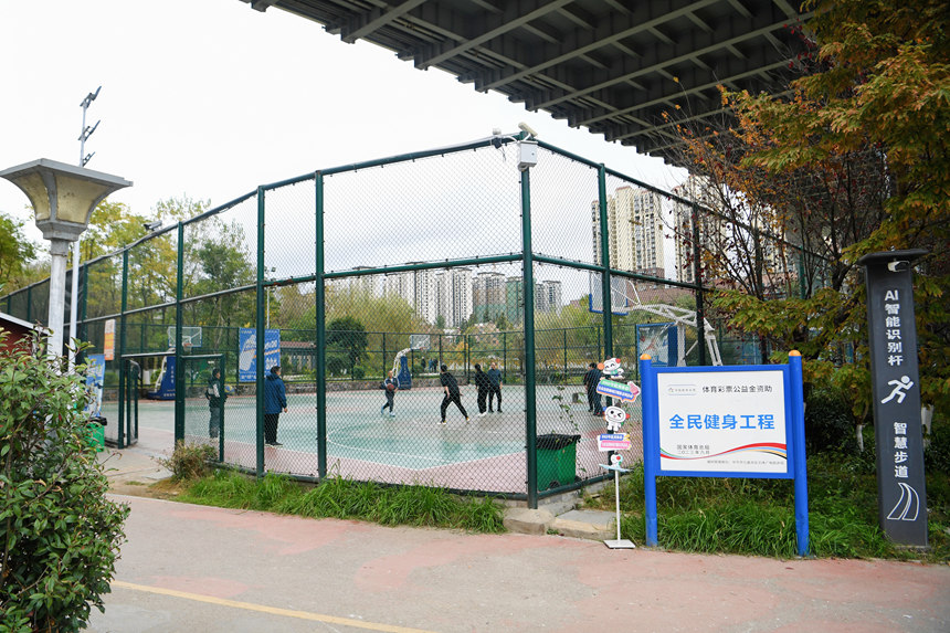 籃球愛好者在橋下球場打球。聞雙攝