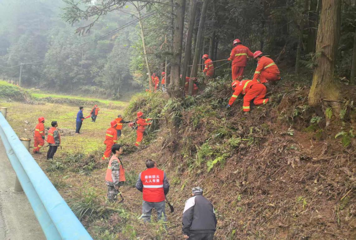 “拉網式”人工清理。