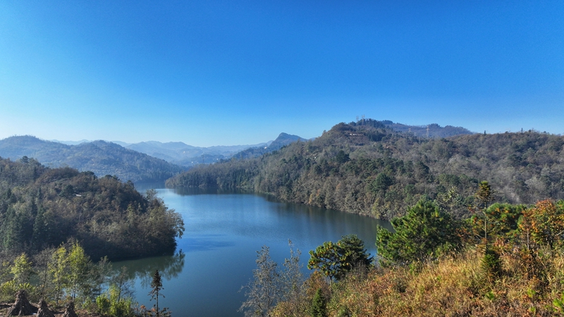 七星關(guān)區(qū)文閣鄉(xiāng)毛栗水庫碧波蕩漾，景色如畫。