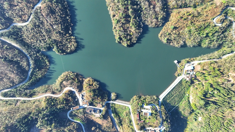 11月25日，七星關區文閣鄉毛栗水庫碧波蕩漾，景色如畫。