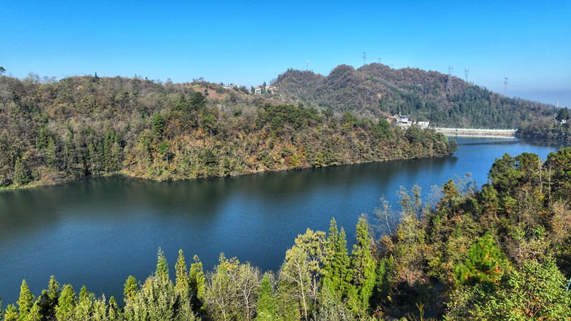 11月25日，七星關區文閣鄉毛栗水庫碧波蕩漾，景色如畫。