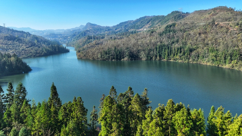 11月25日，七星關區(qū)文閣鄉(xiāng)毛栗水庫碧波蕩漾，景色如畫。