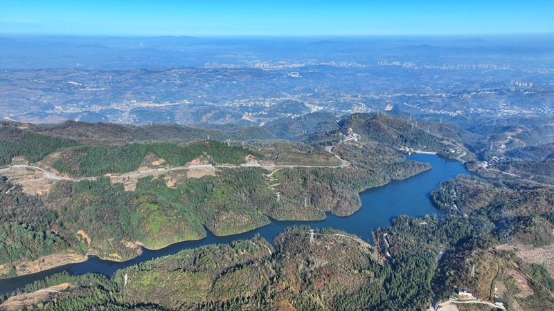 11月25日，七星關區(qū)文閣鄉(xiāng)毛栗水庫碧波蕩漾，景色如畫。