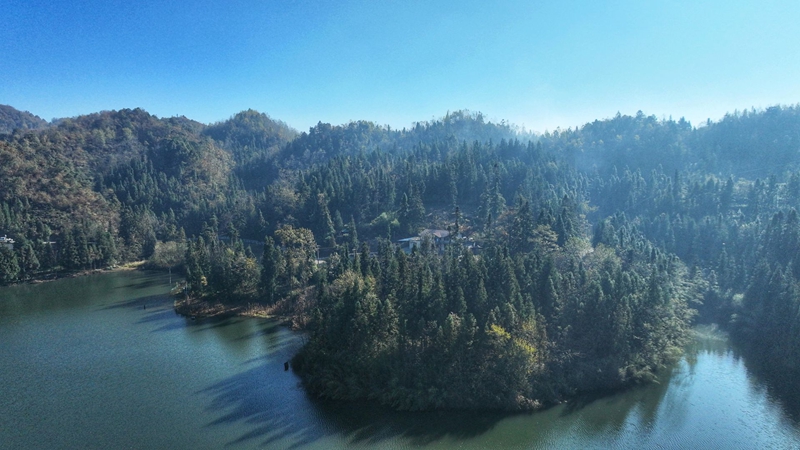 11月25日，七星關區文閣鄉毛栗水庫碧波蕩漾，景色如畫。