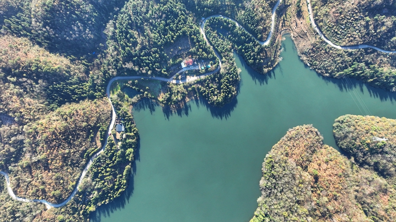 11月25日，七星關區文閣鄉毛栗水庫碧波蕩漾，景色如畫。