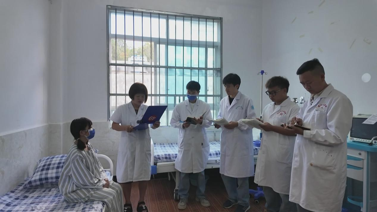 安龍縣人民醫院精神科醫務人員為患者進行病情評估。