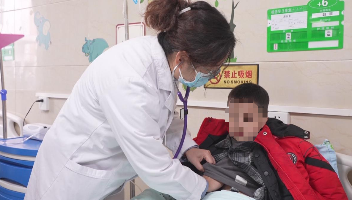 修文縣扎佐衛(wèi)生服務(wù)中心兒科醫(yī)生為患兒查房。