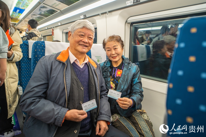 盤興高鐵首日開通運營。人民網 陽茜攝