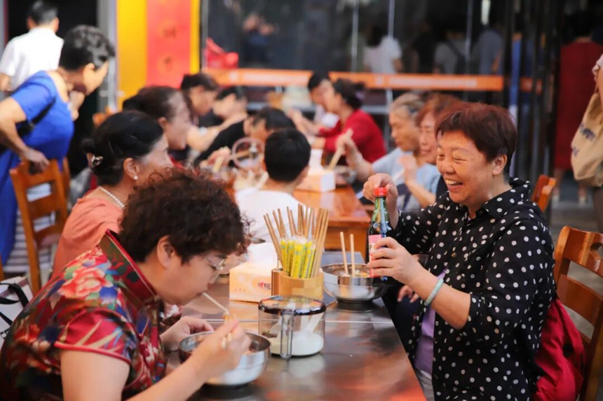 圖為:食堂煥新開業