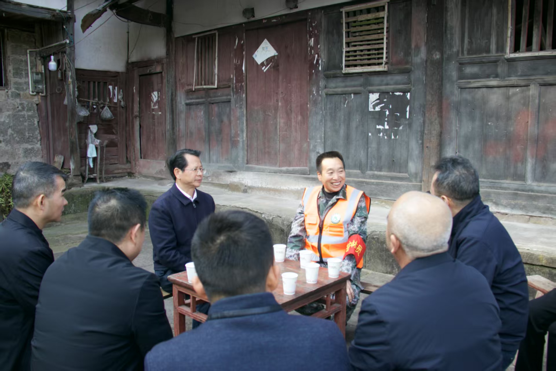 貴州省林業局慰問“全國十佳生態護林員”周德財。