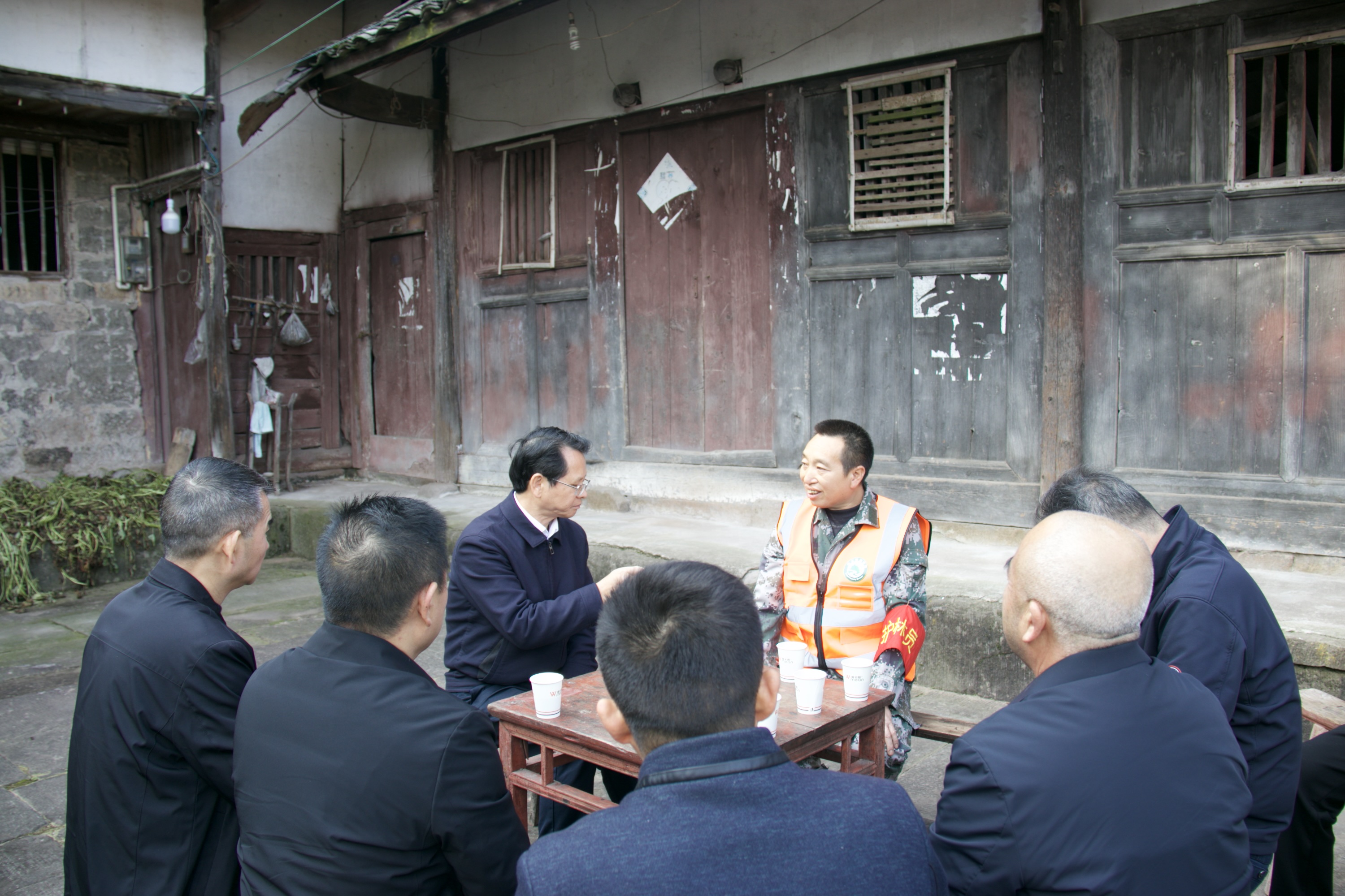 貴州省林業局慰問“全國十佳生態護林員”周德財。