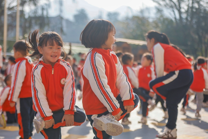 2025年11月27日，貴州省黔東南苗族侗族自治州施秉縣第四幼兒園的老師帶領(lǐng)小朋友參加斗雞趣味活動。
