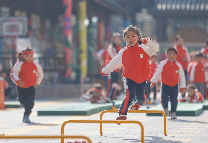 2025年11月27日，貴州省黔東南苗族侗族自治州施秉縣第四幼兒園的小朋友在參加萌娃障礙跑。