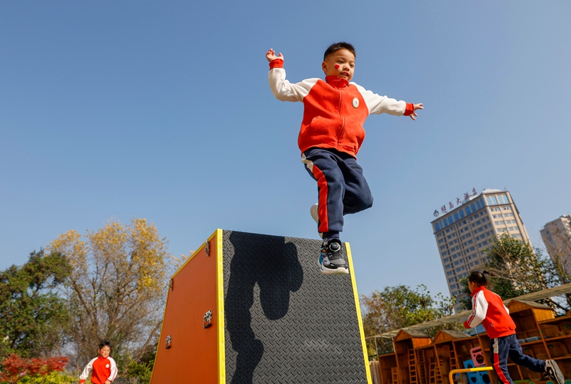 2025年11月27日，貴州省黔東南苗族侗族自治州施秉縣第四幼兒園的小朋友在參加萌娃障礙跑。