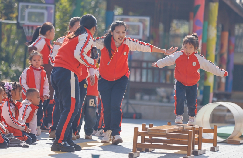 2025年11月27日，貴州省黔東南苗族侗族自治州施秉縣第四幼兒園的小朋友在參加萌娃障礙跑。