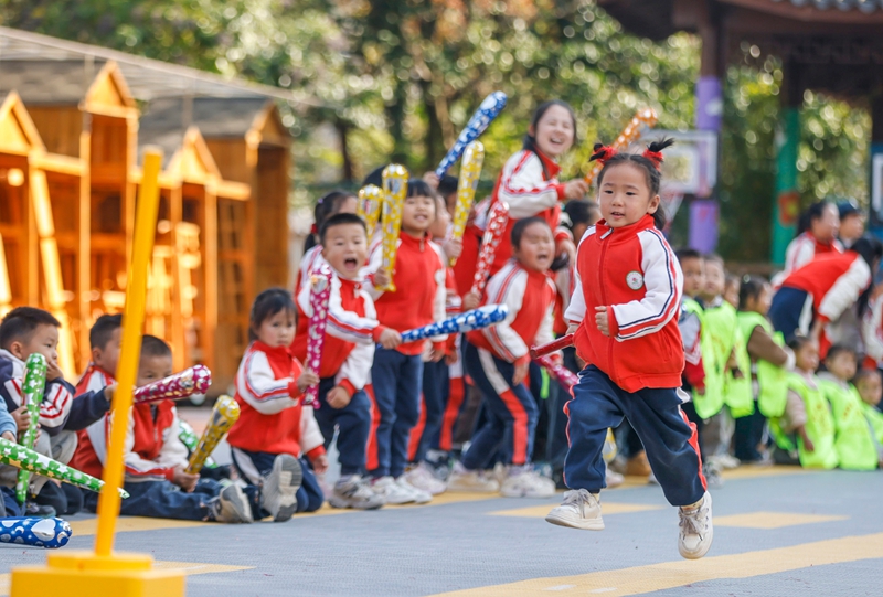 2025年11月27日，貴州省黔東南苗族侗族自治州施秉縣第四幼兒園的小朋友在參加接力賽跑。