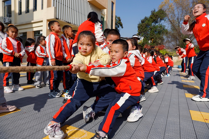 2025年11月27日，貴州省黔東南苗族侗族自治州施秉縣第四幼兒園的小朋友在參加拔河比賽。