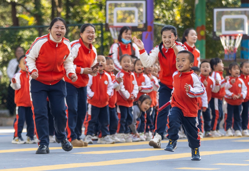 2025年11月27日，貴州省黔東南苗族侗族自治州施秉縣第四幼兒園的小朋友在參加接力賽跑。
