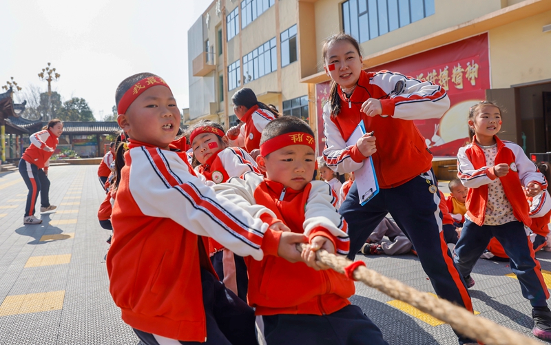 2025年11月27日，貴州省黔東南苗族侗族自治州施秉縣第四幼兒園的小朋友在參加拔河比賽。