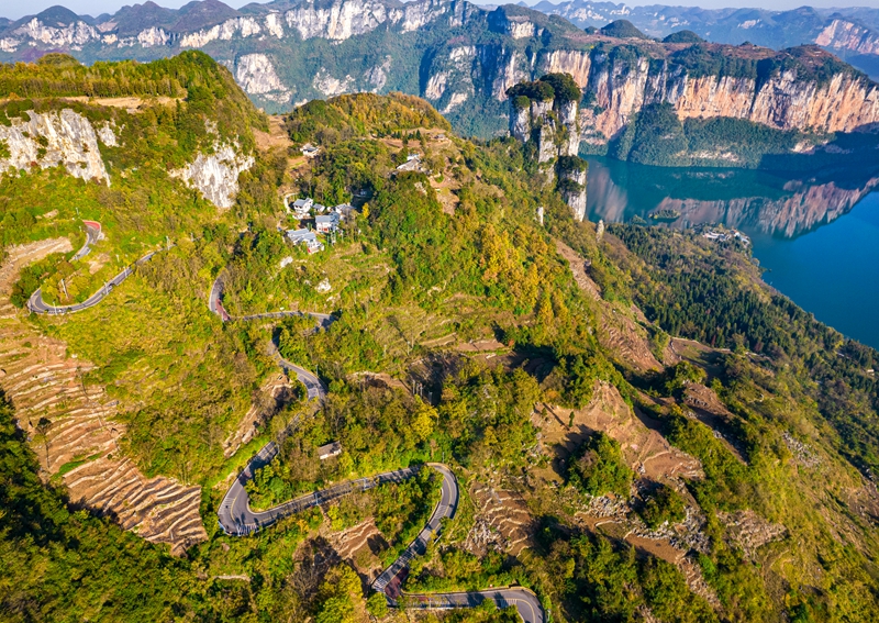 2025年11月27日拍攝的貴州省黔西市新仁苗族鄉化屋村四好農村路（無人機照片）。