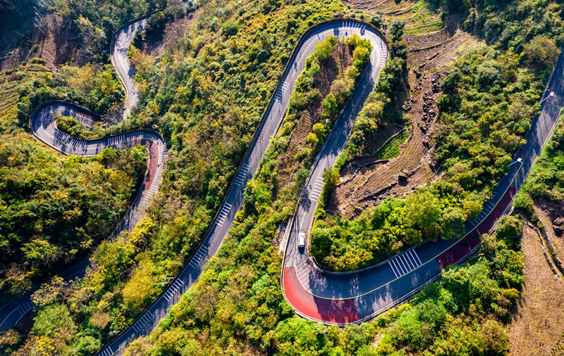 2025年11月27日拍攝的貴州省黔西市新仁苗族鄉化屋村四好農村路（無人機照片）。