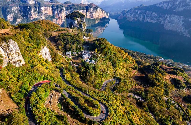 2025年11月27日拍攝的貴州省黔西市新仁苗族鄉(xiāng)化屋村四好農(nóng)村路（無(wú)人機(jī)照片）。