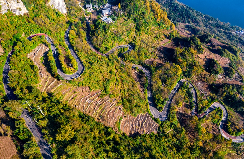 2025年11月27日拍攝的貴州省黔西市新仁苗族鄉(xiāng)化屋村四好農(nóng)村路（無(wú)人機(jī)照片）。