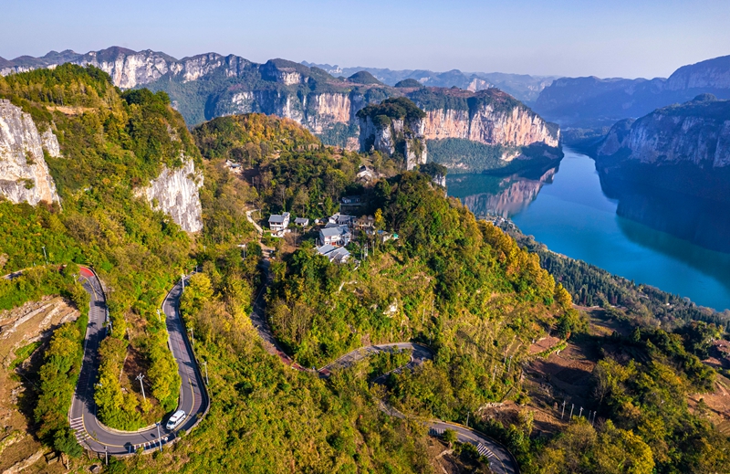 2025年11月27日拍攝的貴州省黔西市新仁苗族鄉(xiāng)化屋村四好農(nóng)村路（無人機(jī)照片）。